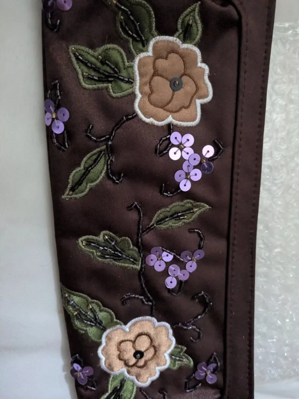 ~NWT Beautiful Lady Clutch with beads and Flower design.
